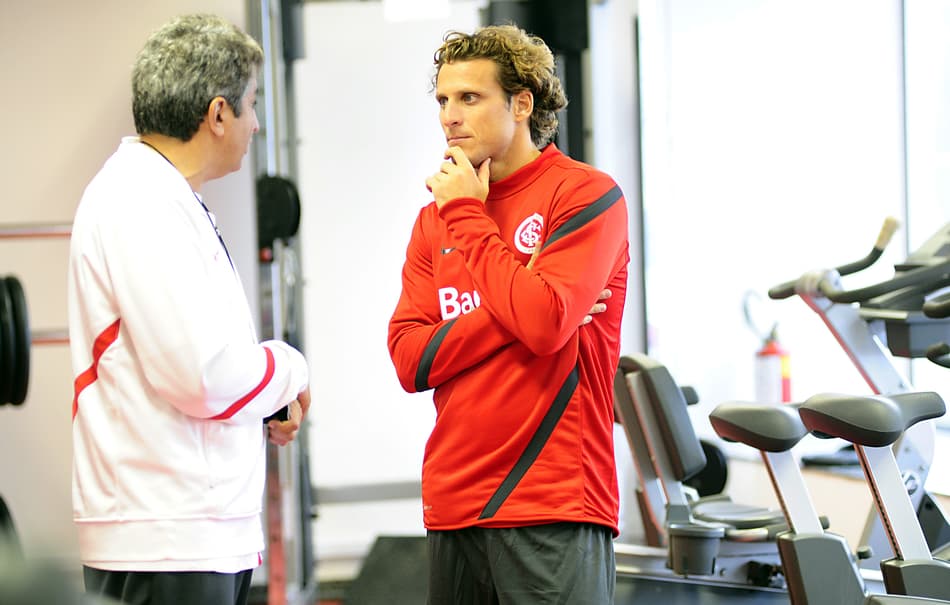 Diego Forlán em seu primeiro dia no Inter (Foto: Divulgação)