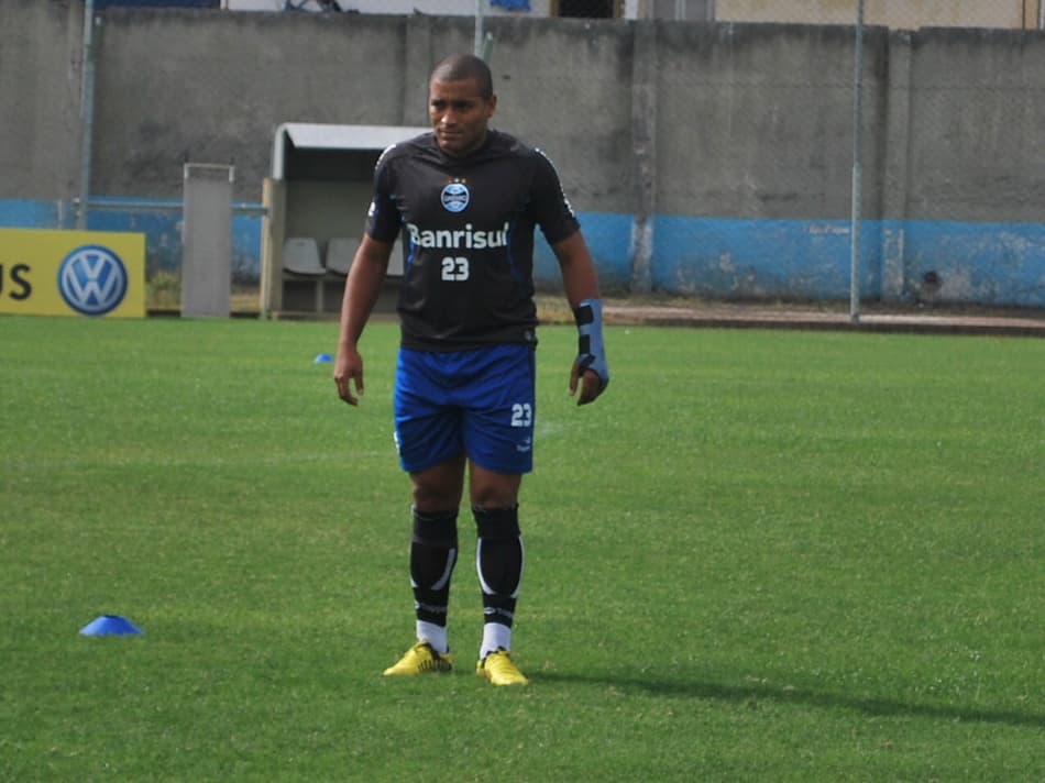 Goleiro Diego Cavalieri dá susto em treino do Fluminense