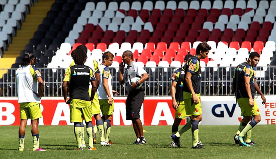 Cristóvão comanda treino do Vasco em São Januário (Foto: Alexandre Cassiano/O Globo)