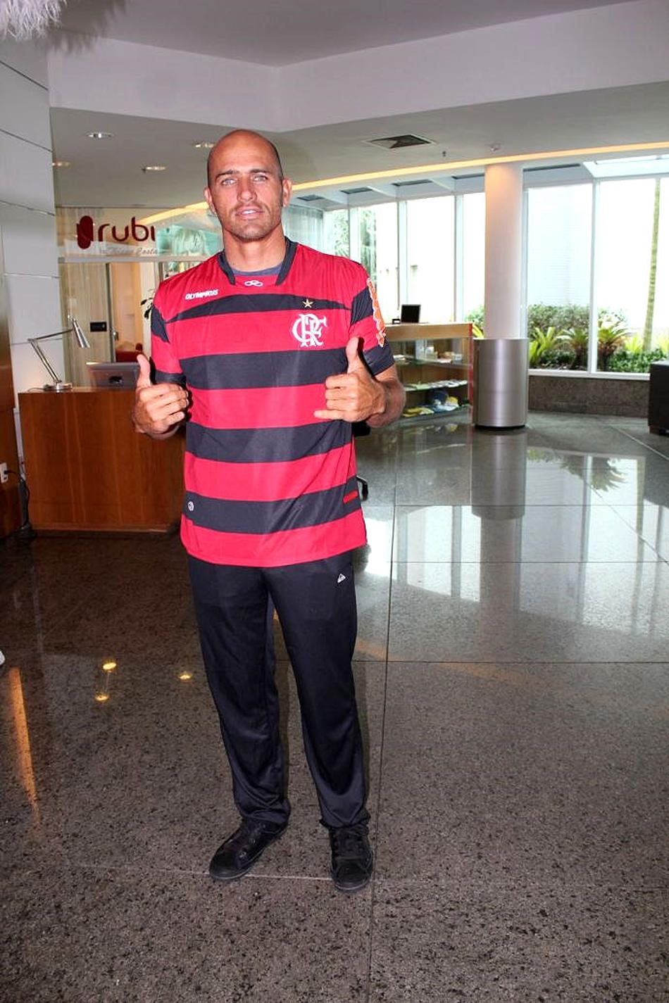 FOTO: No Brasil, Kelly Slater veste a camisa do Flamengo