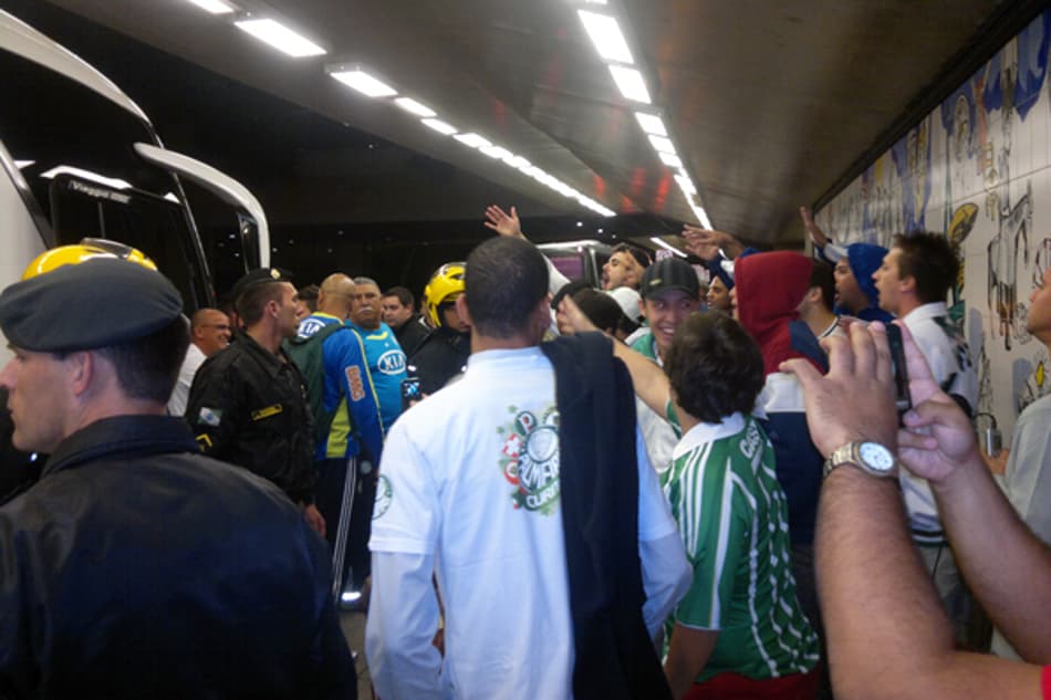 Bolton vence e ainda sonha com permanência