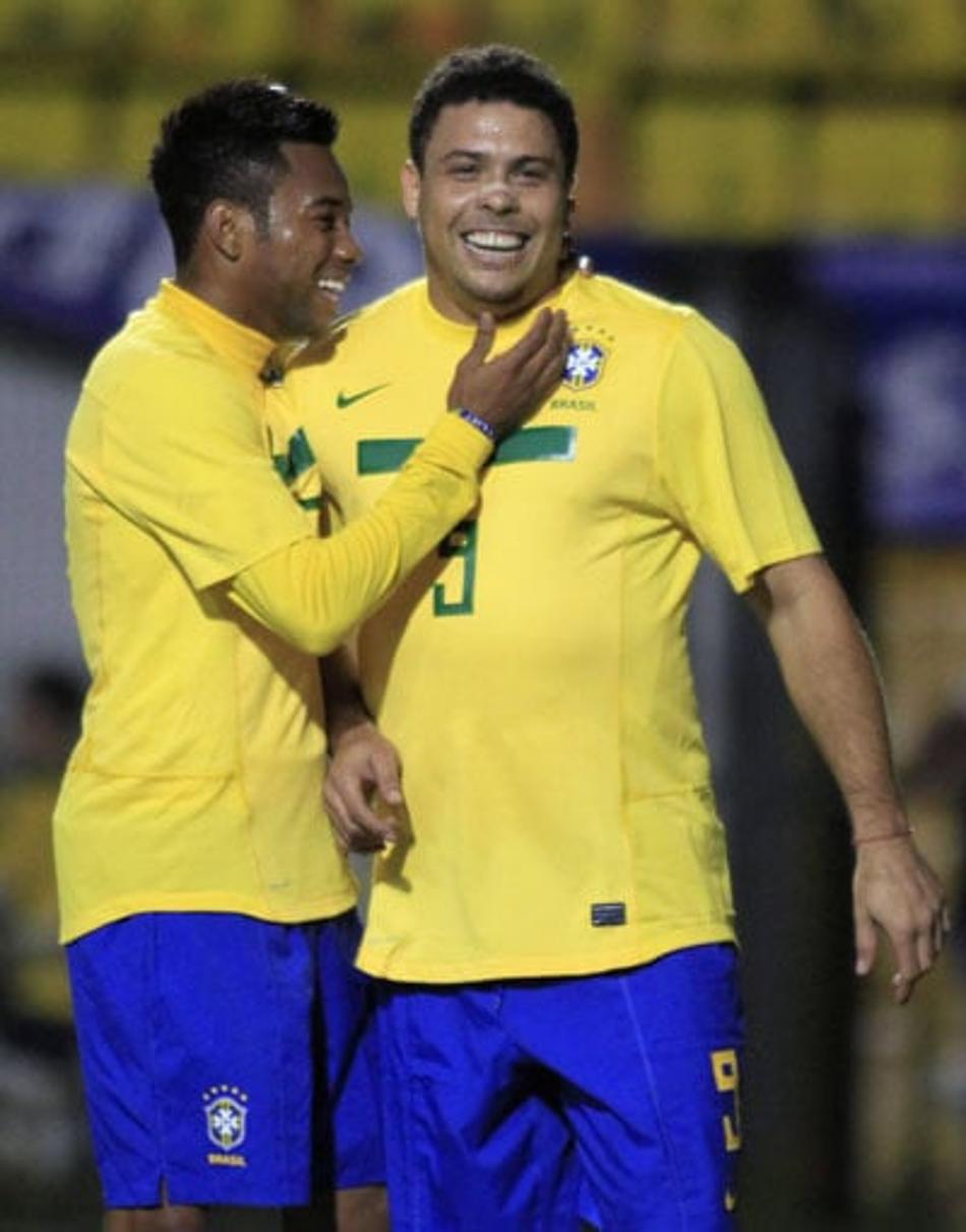 Brasil x Romênia - Ronaldo e Robinho (Foto: Paulo Whitaker/Reuters)