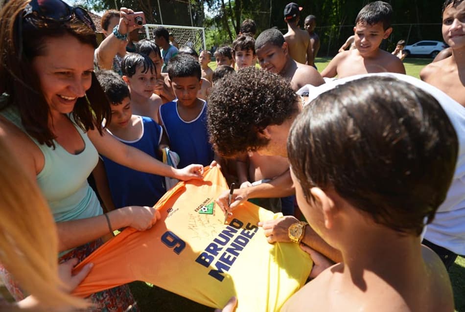 Bruno Mendes visita escolinha de futebol da infância (Foto: Bruno de Lima)
