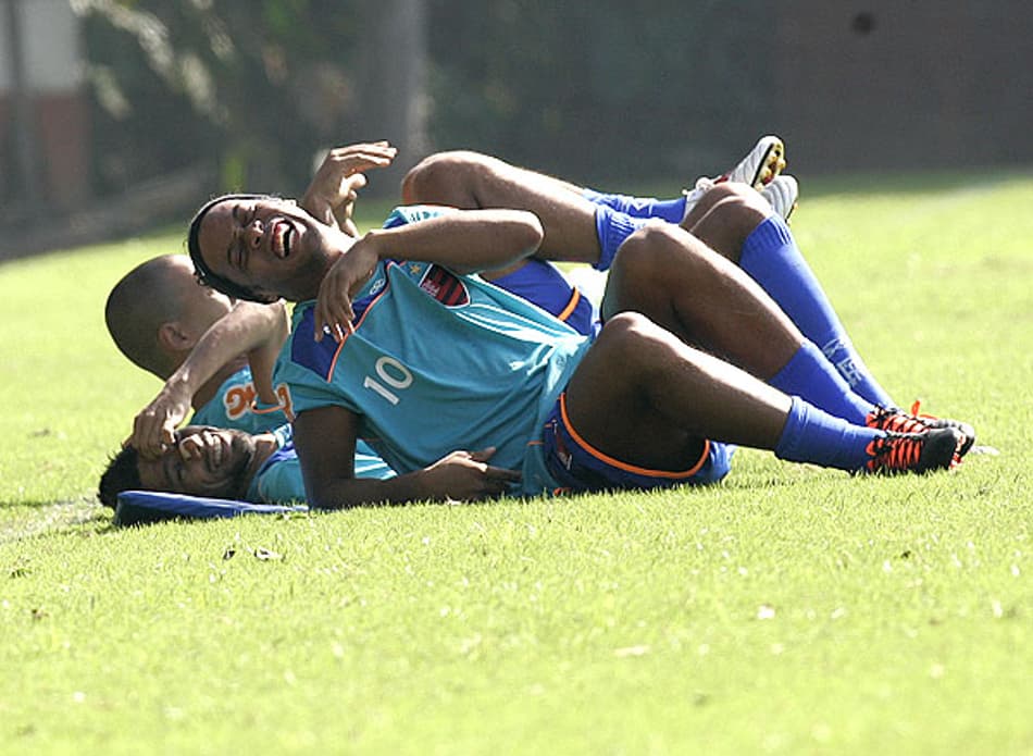 Jogadores do Santo André reprovam gramado do estádio