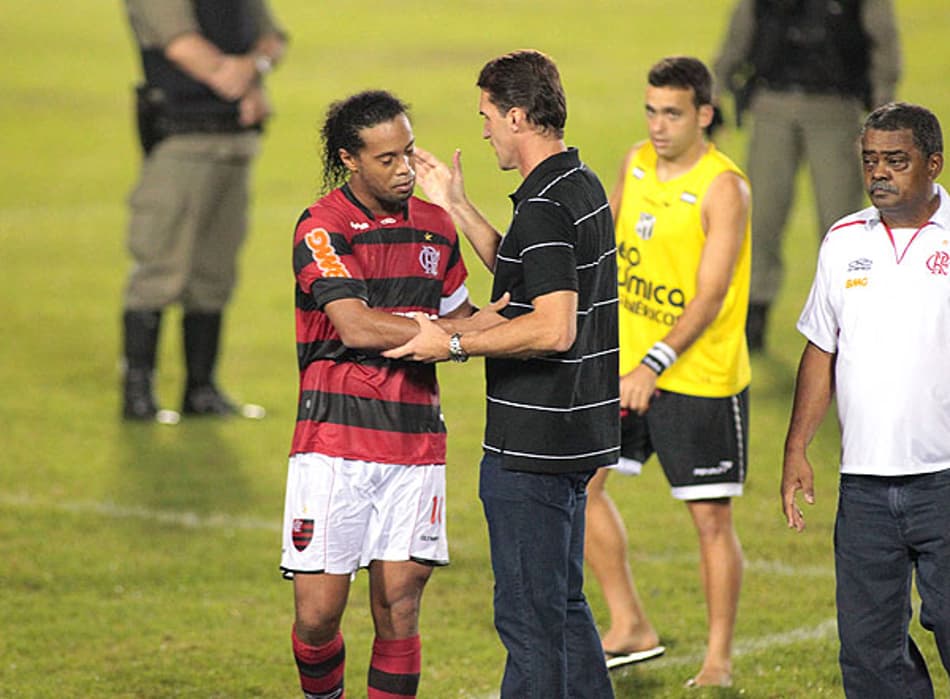 Ronaldinho cumprimenta o técnico Vagner Mancini - Ceará x Flamengo (Foto: Jarbas Oliveira)