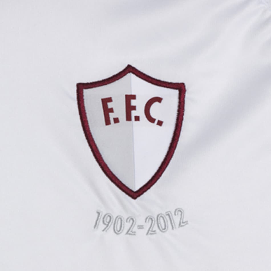 Detalhes da camisa em comemoração aos 110 anos do Fluminense (Foto: Reprodução/Twitter)
