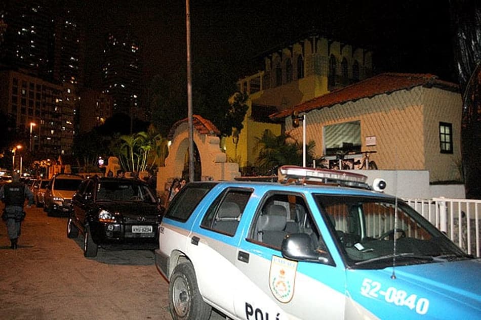 Polícia protege sede do Botafogo de General Severiano (Foto: Wagner Meier)