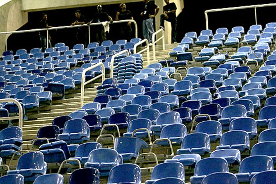 Torcedores do Flamengo quebraram várias cadeiras no Engenhão após o jogo contra o Guarani (Foto: Paulo Sergio)