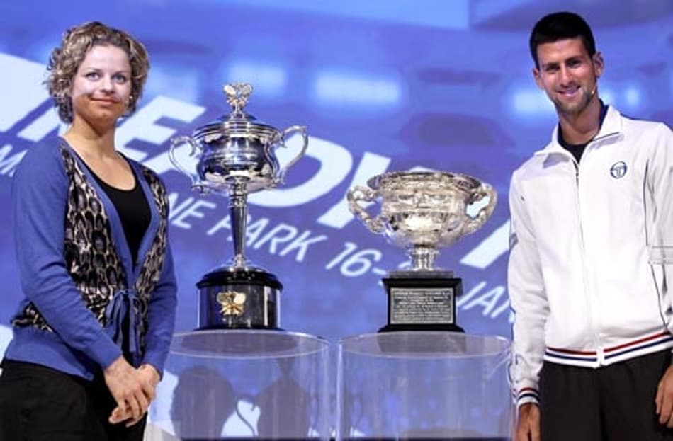 Kim Clijsters e Novak Djokovic posam com troféus do Australian Open de 2011