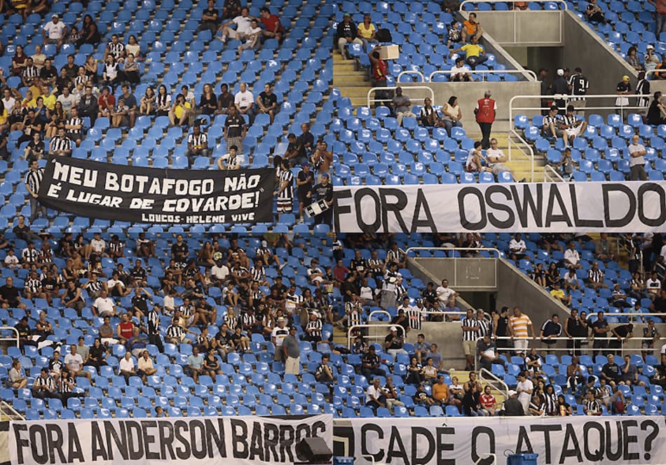 Torcida do Botafogo pede saída de Oswaldo e Anderson Barros