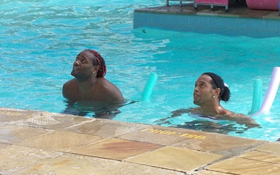 Depois de dor estomacal, Ronaldinho treina à tarde