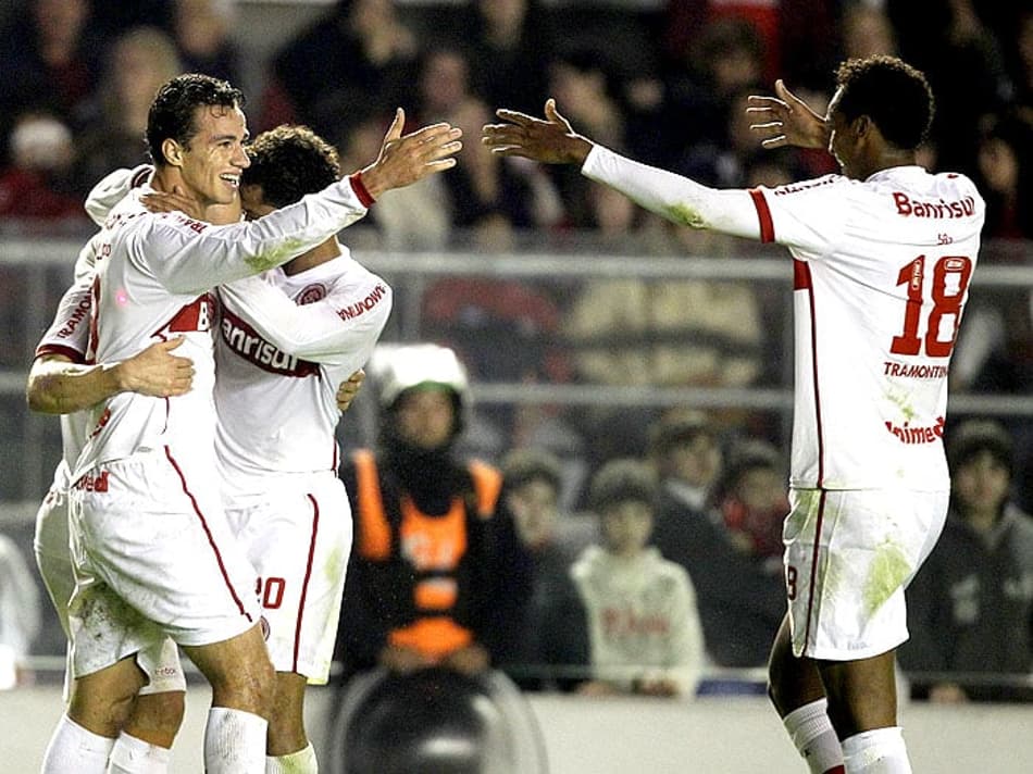 Ronaldinho entra, decide e Flamengo bate o Atlético-PR