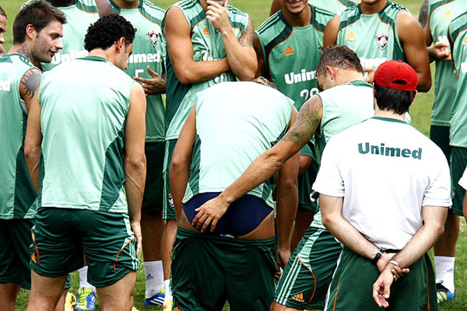 Rafael Moura abaixa as calças em treino do Fluminense (Foto: Wagner Meier)