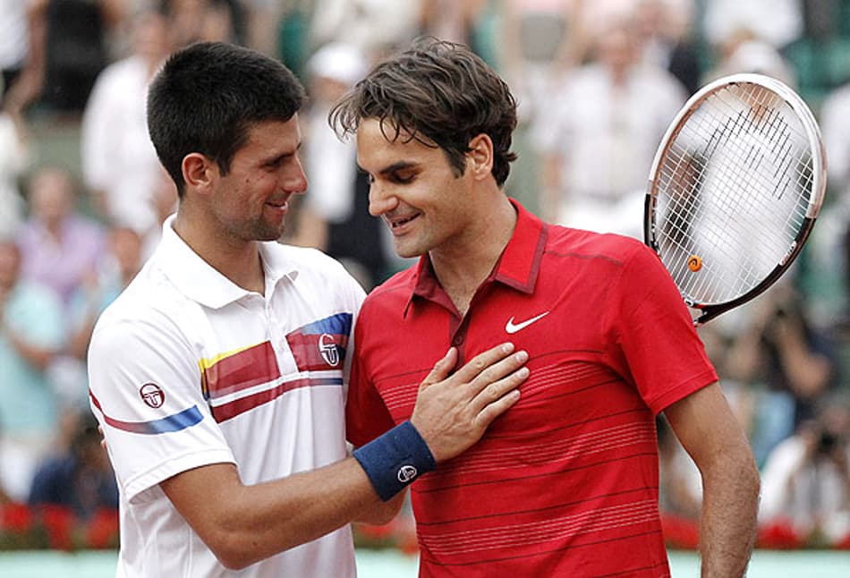 Federer cumprimenta Djokovic após a semifinal em Roland Garros (Foto: Ian Langsdon/EFE)