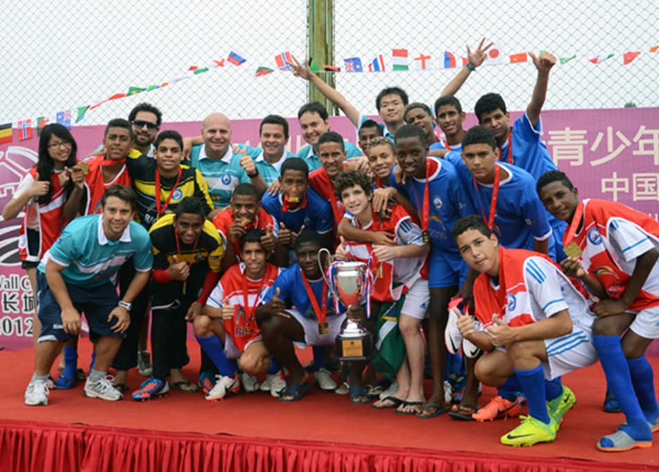 De jatinho, Neymar chega a Florianópolis e fica à disposição de Muricy