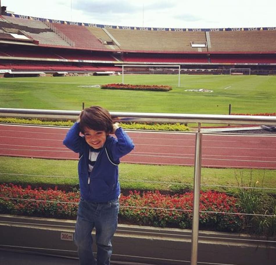 No Twitter, mulher de Kaká publica foto de filho no Morumbi