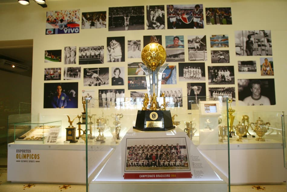 Com a taça do Brasileirão 2012, sala de troféus do Fluminense é reaberta