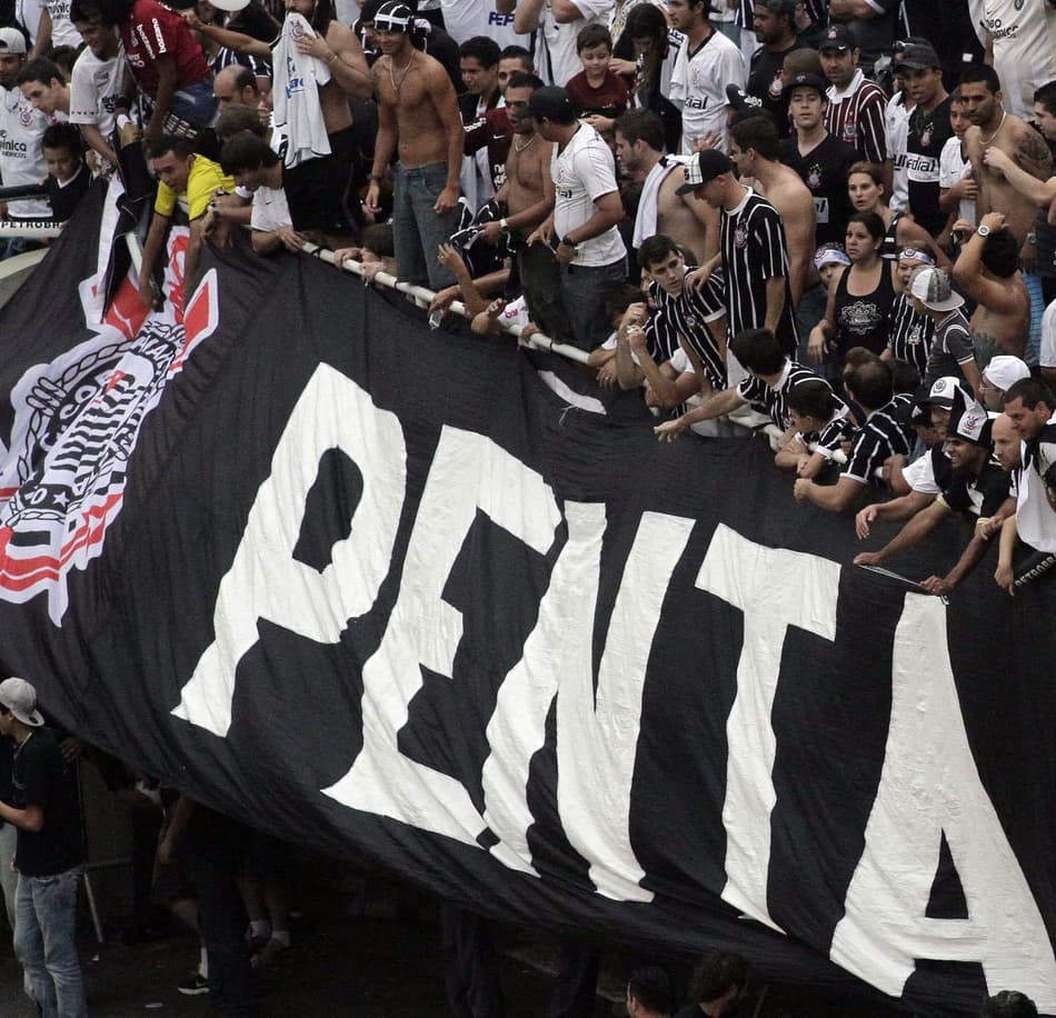 Torcida do Corinthians exibe faixa do penta (Foto: Tom Dib)