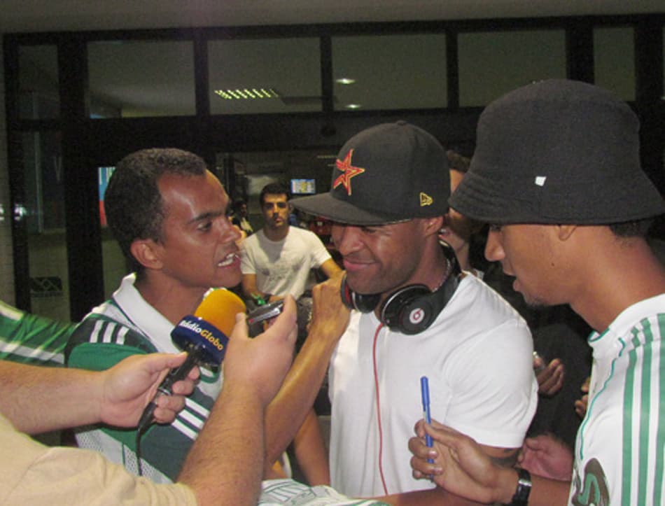 Assunção chega a Salvador, é ovacionado pela torcida e até ganha boneca