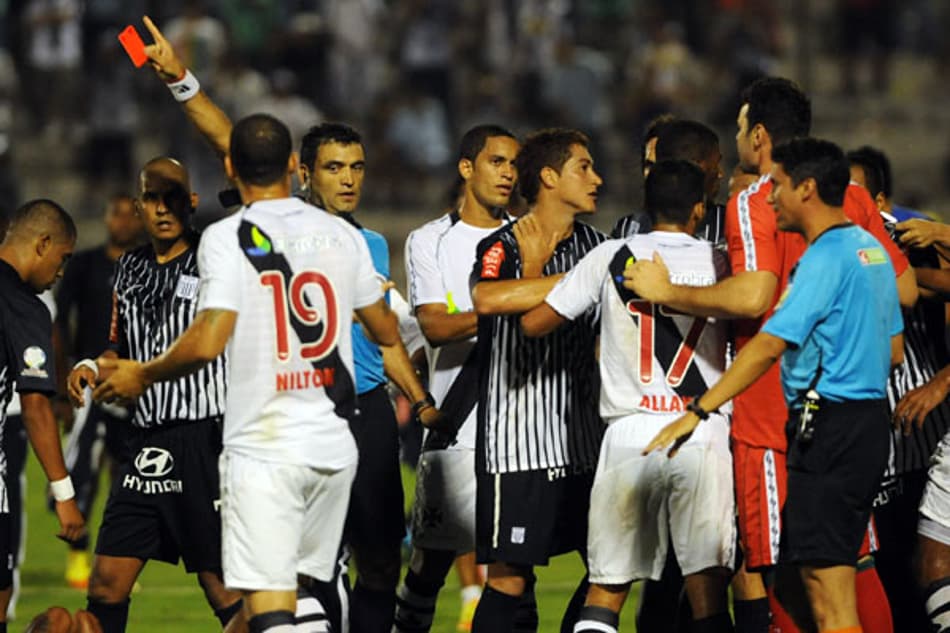 Vasco vence Alianza Lima e encaminha classificação