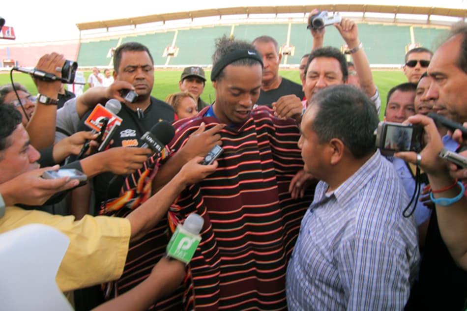 Ronaldinho é homenageado e ganha um poncho
