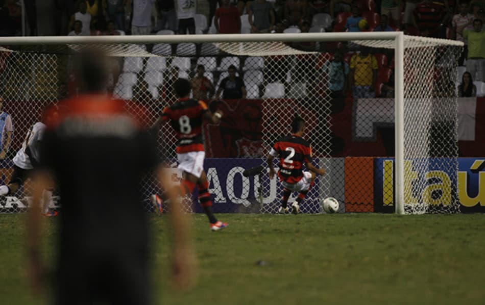 Love decide e Flamengo vence o Vasco no Engenhão