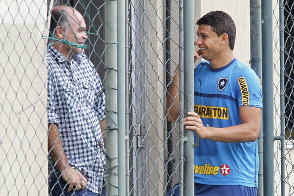Antes de pegar o Palmeiras, Elkeson recebe o carinho do presidente do Botafogo