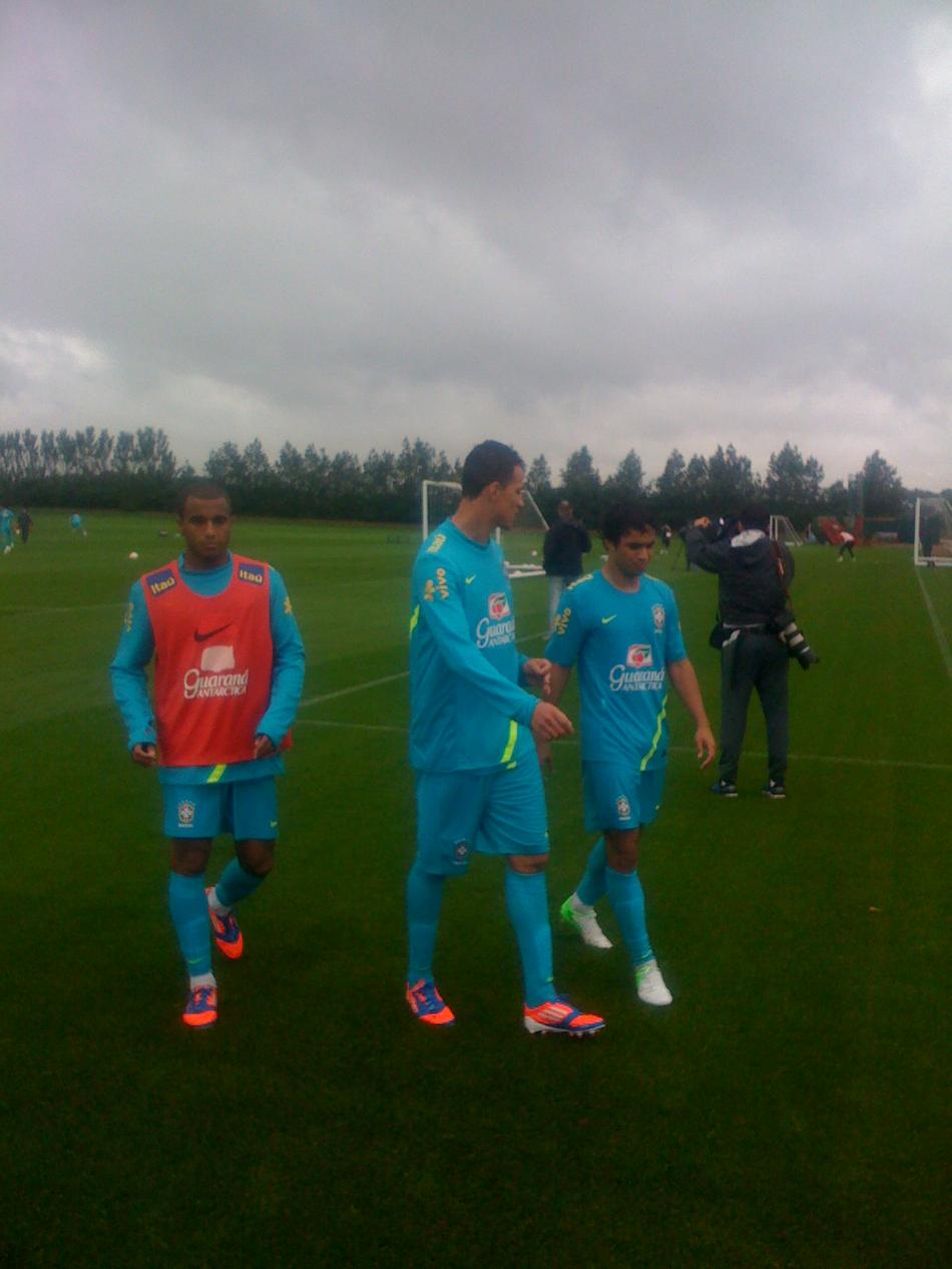 Sob forte chuva, Seleção faz o primeiro treino em Saint Albans