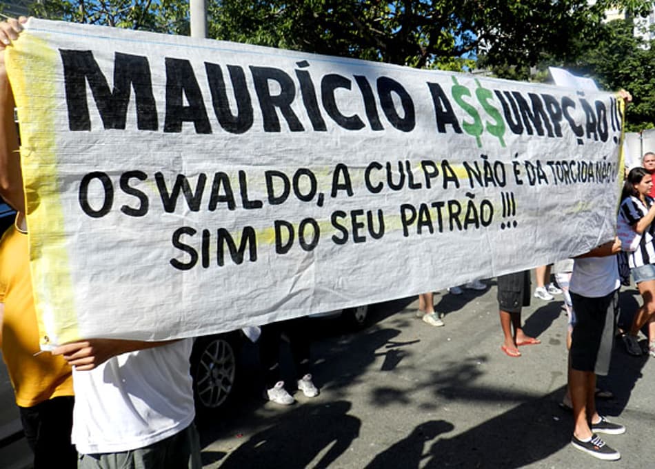 Torcida do Botafogo faz protesto contra a diretoria