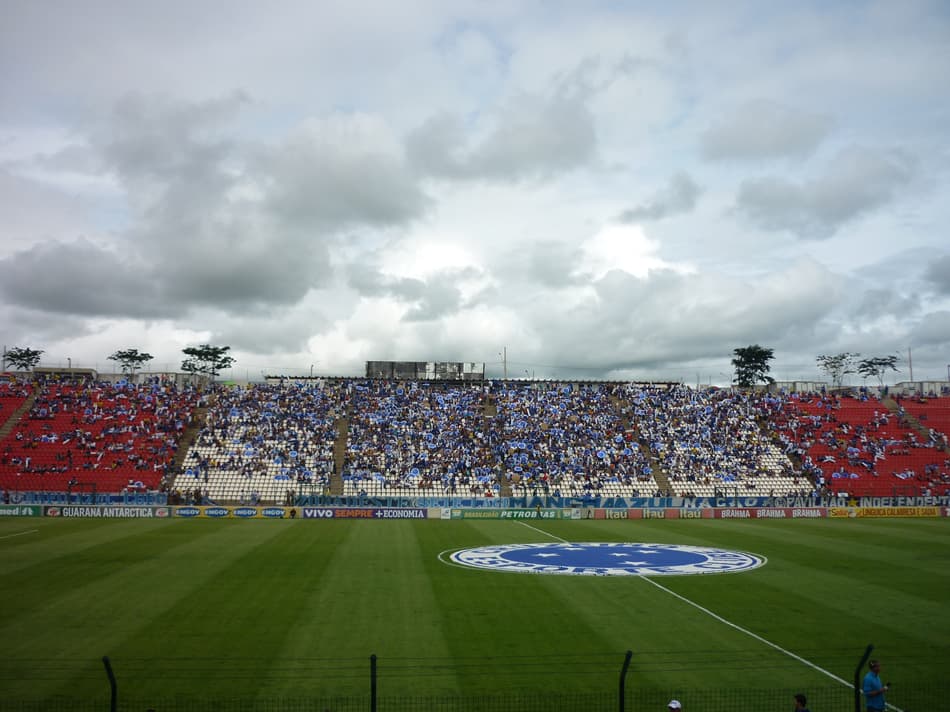 Torcida do Cruzeiro chega em peso à Arena do Jacaré