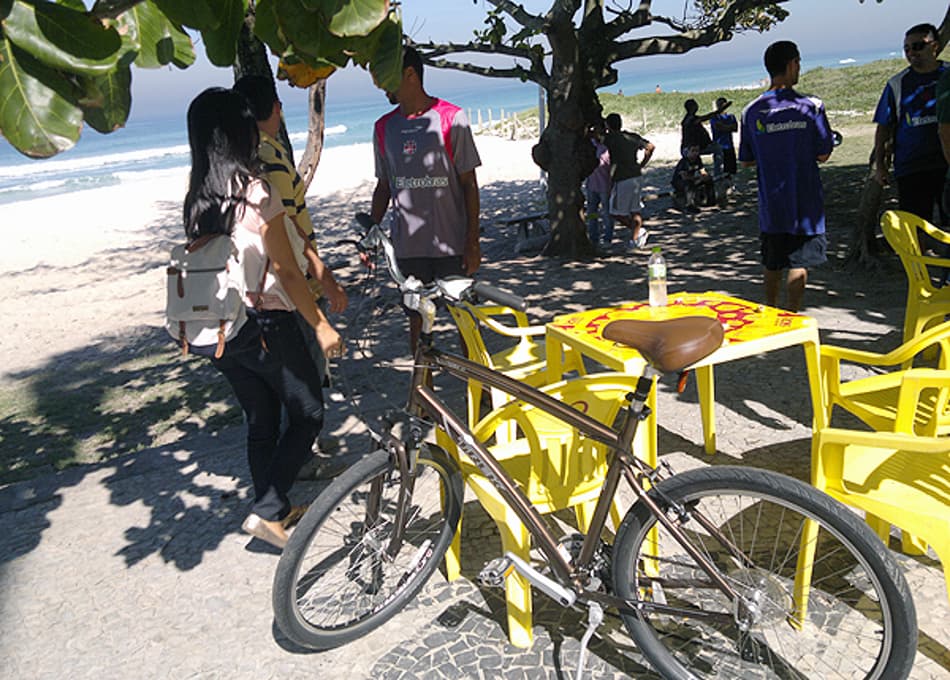 Pequeno vascaíno ganha presente de Alecsandro