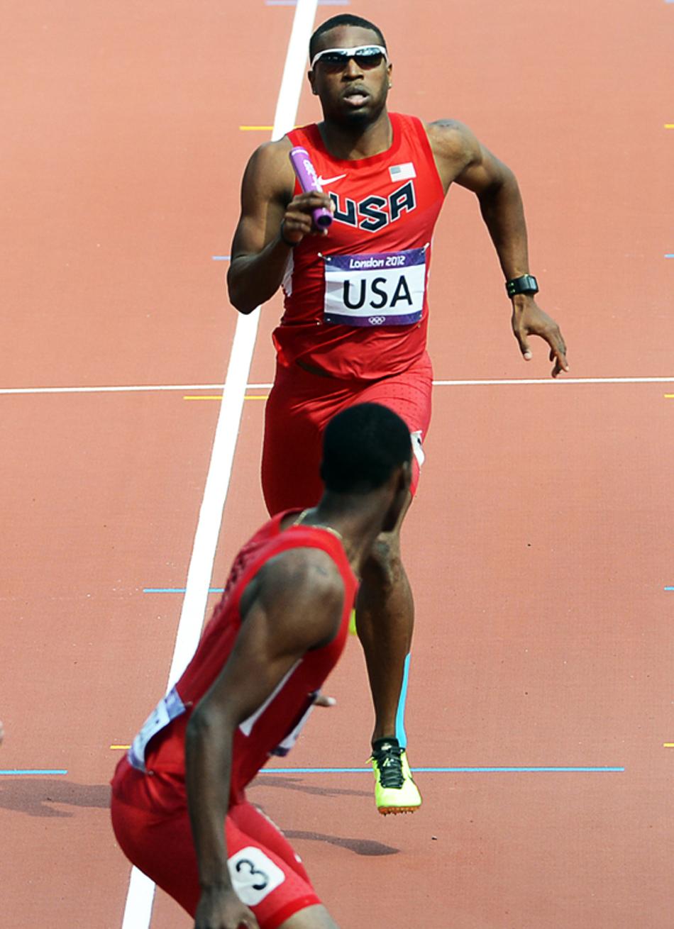 Americano corre revezamento 4x400m com a perna quebrada