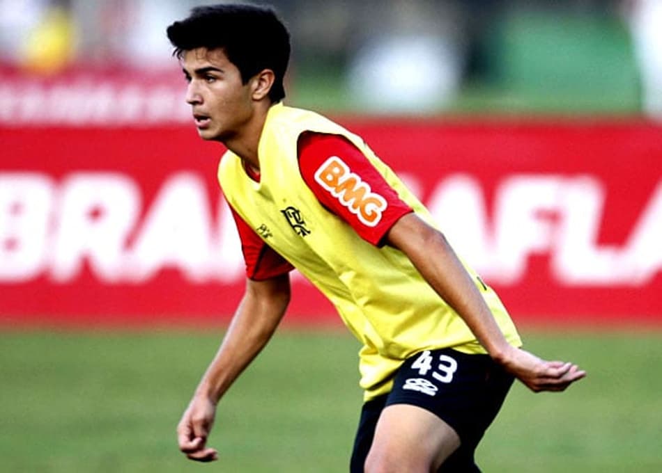 Joel barra Welinton em treino no Ninho do Urubu