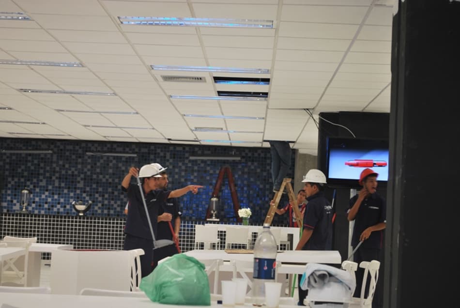 Horas antes de inauguração, obras na Arena do Grêmio continuam