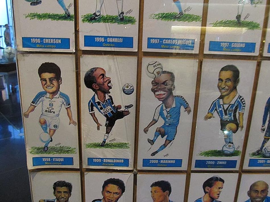 Caricatura exibindo o uniforme de 99 ( painel que mostra a evolução dos uniformes do Grêmio) (Foto: Eduardo Mendes)