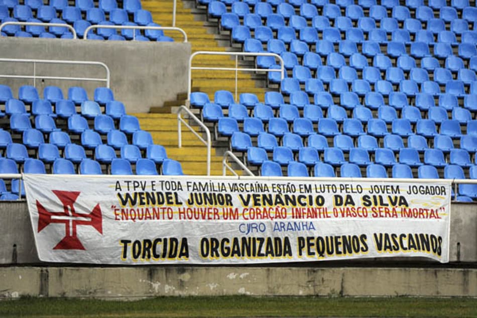 Torcida do Vasco faz faixa em homenagem a Wendel
