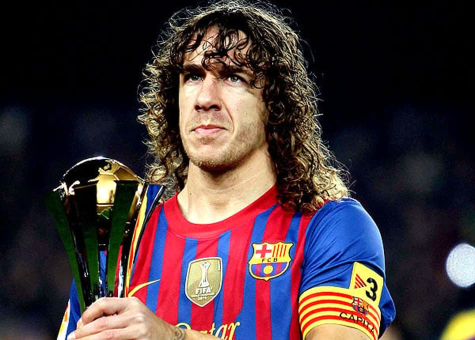 Puyol com o troféu do Mundial de Clubes - Barcelona x Betis (Foto: Toni Albir/EFE)