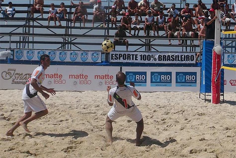 De férias, Felipe entra em ação pelo Vasco no futevôlei