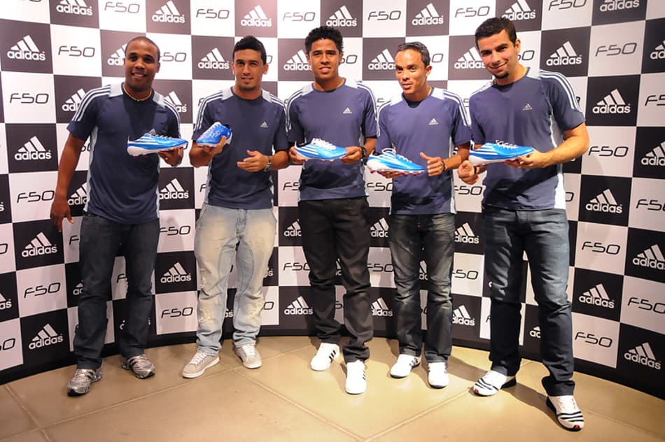 Jogadores do Grêmio participam de lançamento de chuteira