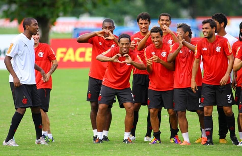 Renato ganha homenagem dos companheiros no Fla