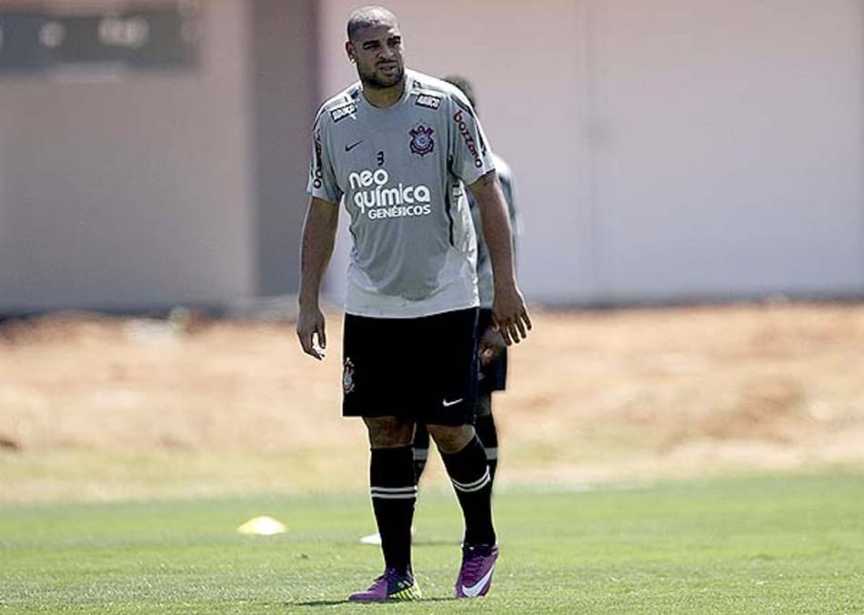 Tite não confirma estreia e torce para não precisar de Adriano neste domingo