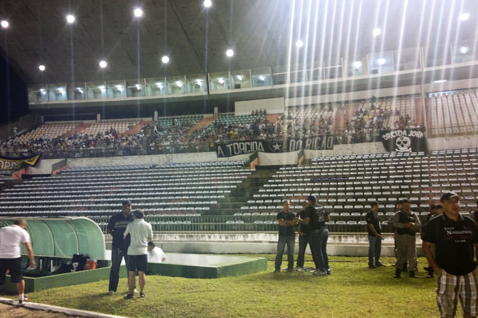 Torcida comparece em treino do Botafogo no Almeidão