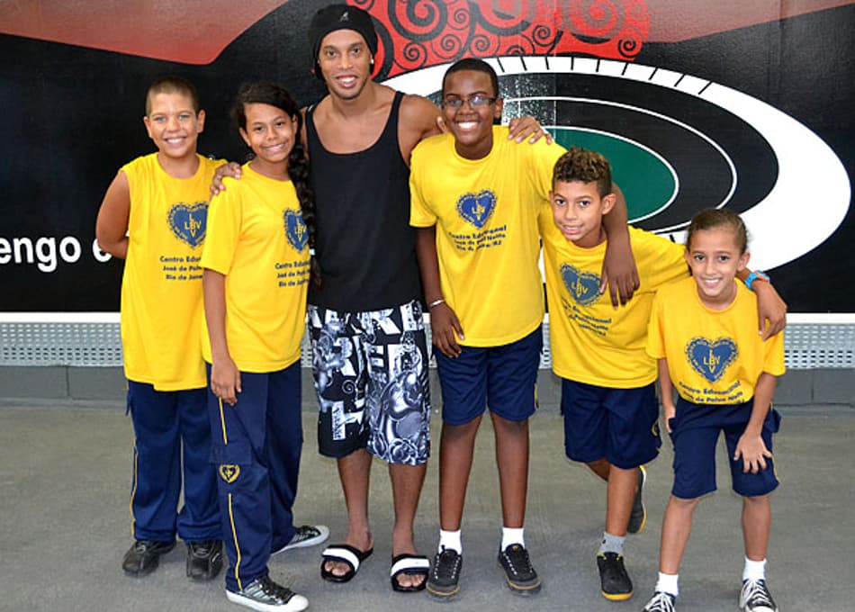Ronaldinho com crianças da LBV (Foto: Divulgação/LBV)