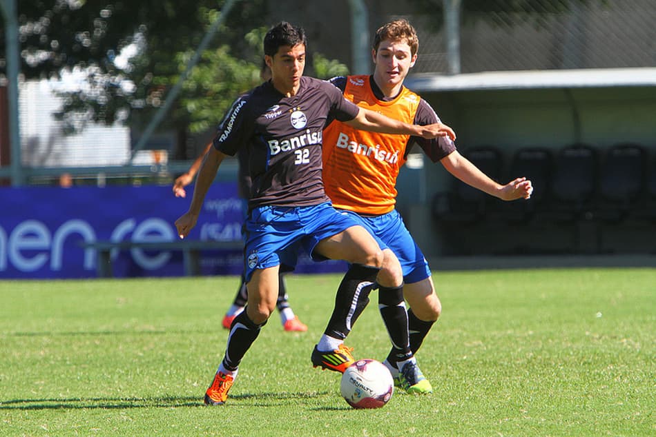Gilberto Silva treina sem máscara em rachão