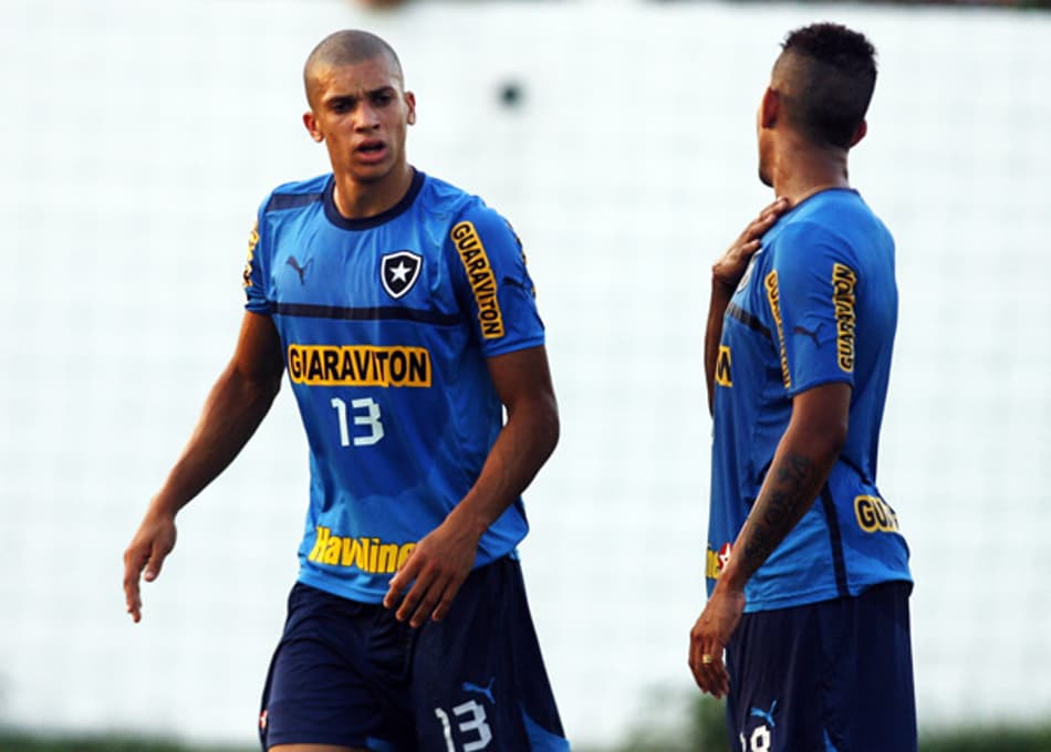 Seedorf e Antônio Carlos voltam ao time titular do Botafogo