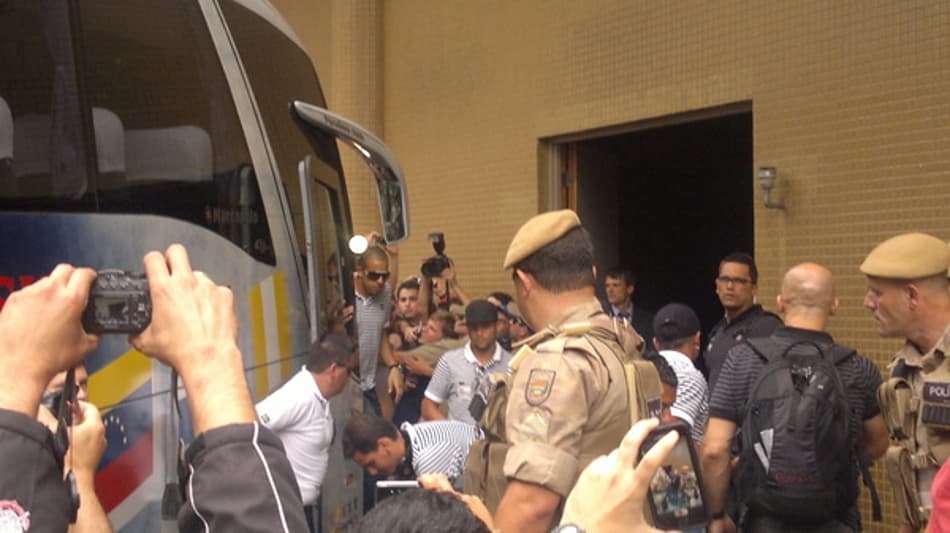 Helicóptero escolta ônibus do Timão em Florianópolis