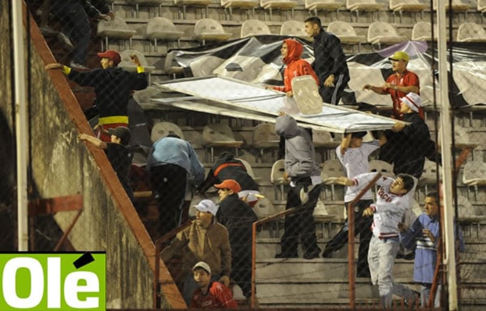 Fúria da torcida suspende partida entre Huracán e Estudiantes