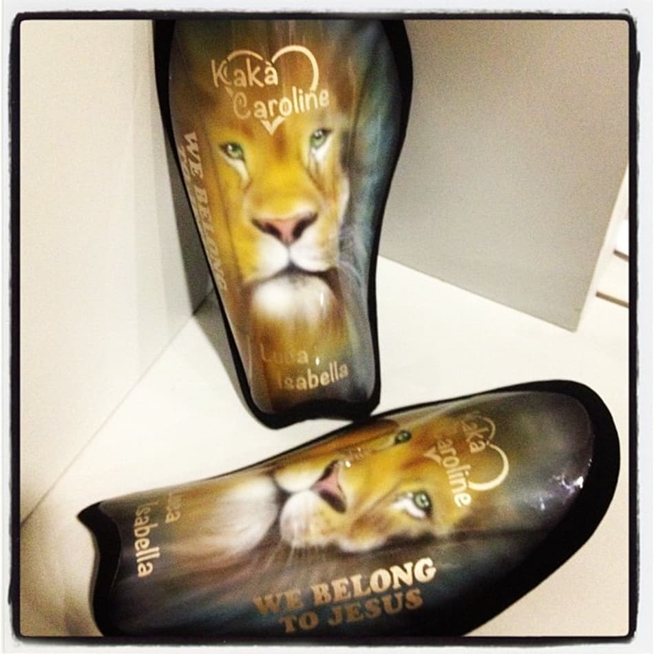 Kaká mostra caneleiras em homenagem a sua família