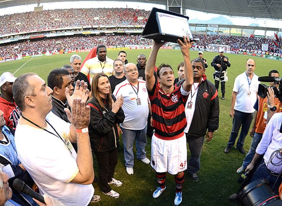 Pet agradece à torcida por homenagens no seu adeus