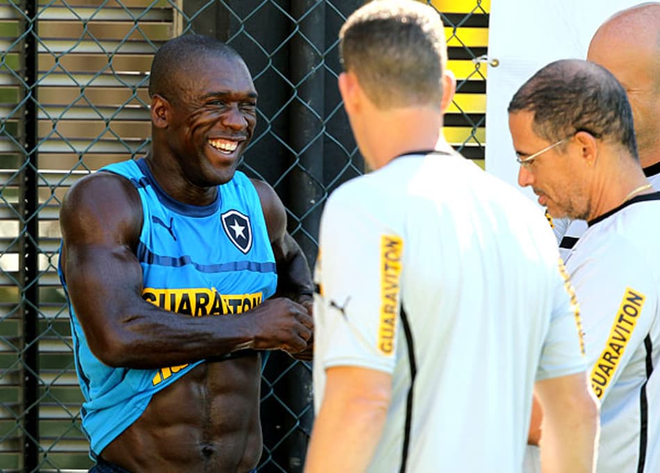 Seedorf e Rafael Marques correm no CT João Saldanha